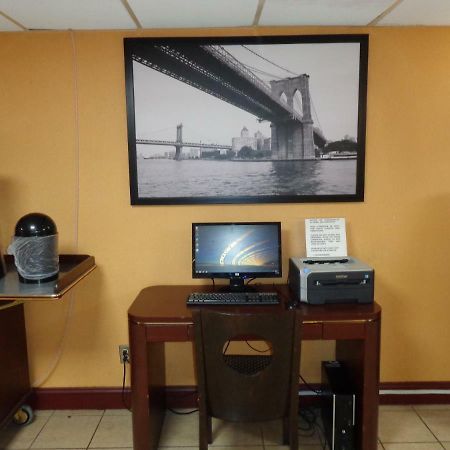 Howard Johnson By Wyndham Suffern Exterior photo