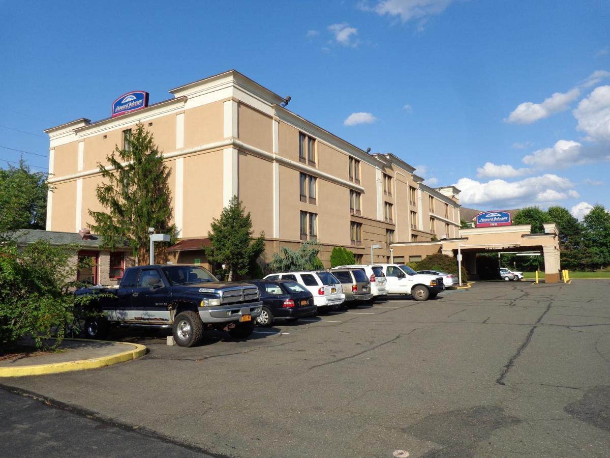 Howard Johnson By Wyndham Suffern Exterior photo